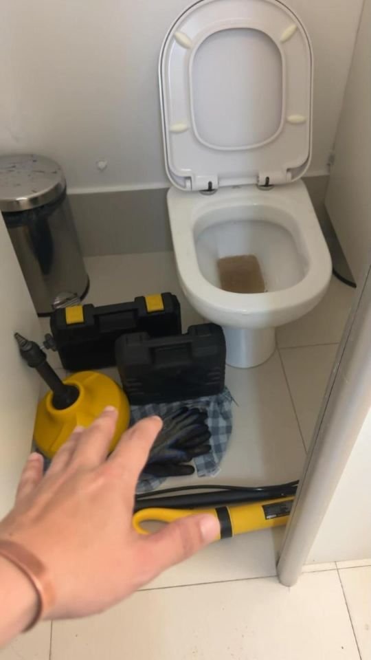 Banheiro do escritório da Superbet antes do desentupimento