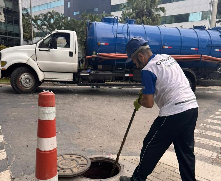 Caminhão hidrovácuo atendendo rede de esgoto