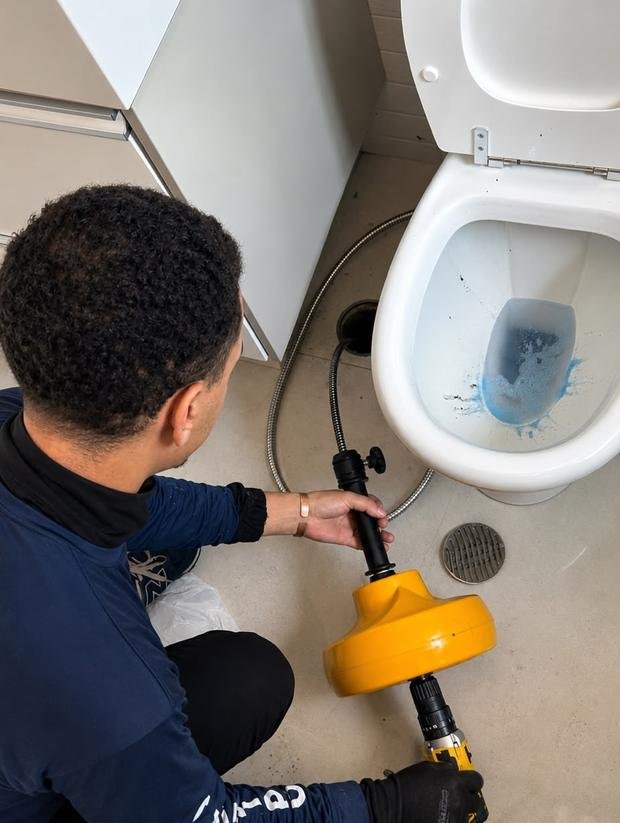 Desentupimento de vaso sanitário com máquina elétrica