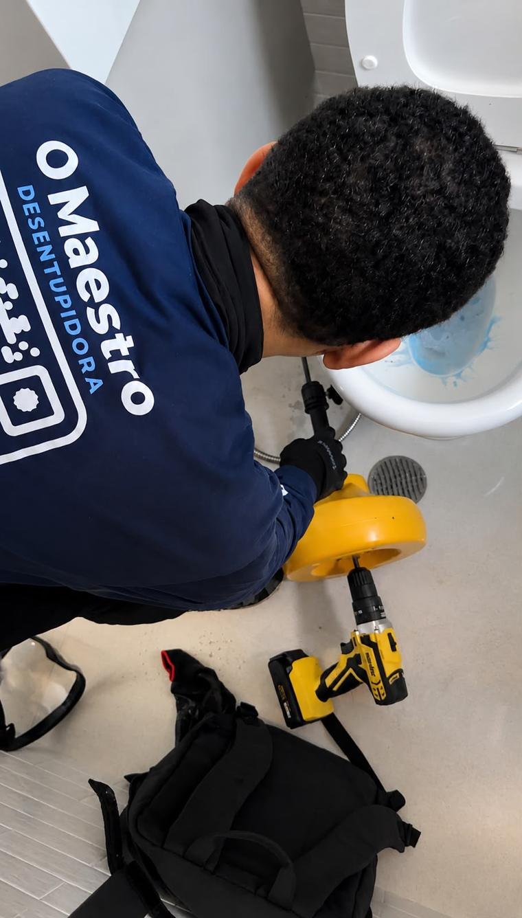 Técnico do O Maestro Desentupidora em atendimento